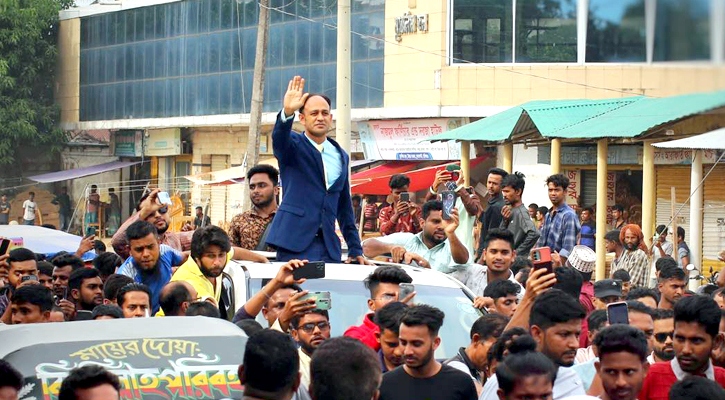 এক লাখ ভোটের ব্যবধানে ব্যারিস্টার সুমনের জয়
  